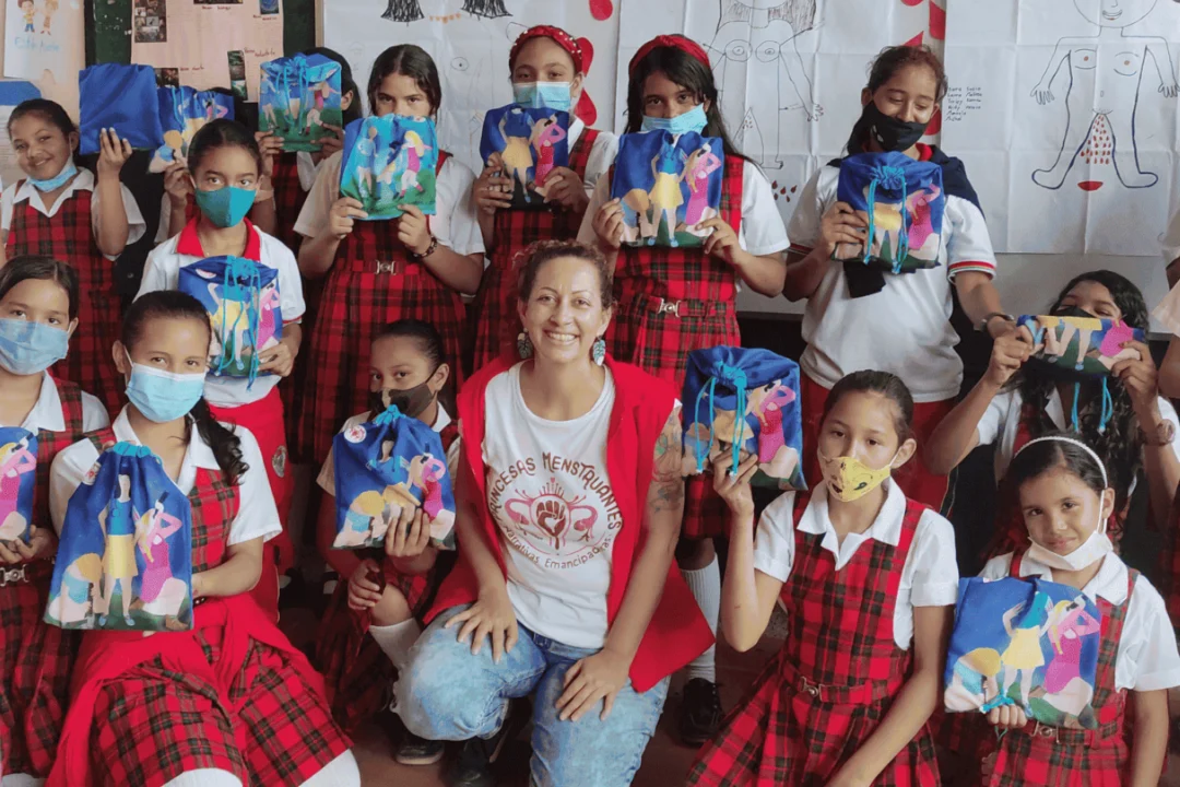 Carolina y niñas con su kit de primera menstruación